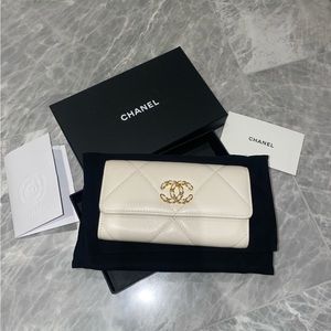 Chanel 19 wallet